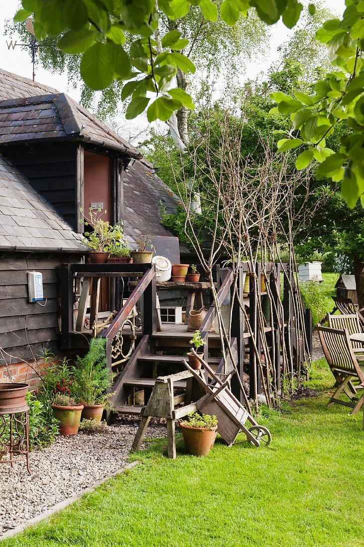 Nostalgisches Holzhaus mit Verandaplatz vor Rasenfläche