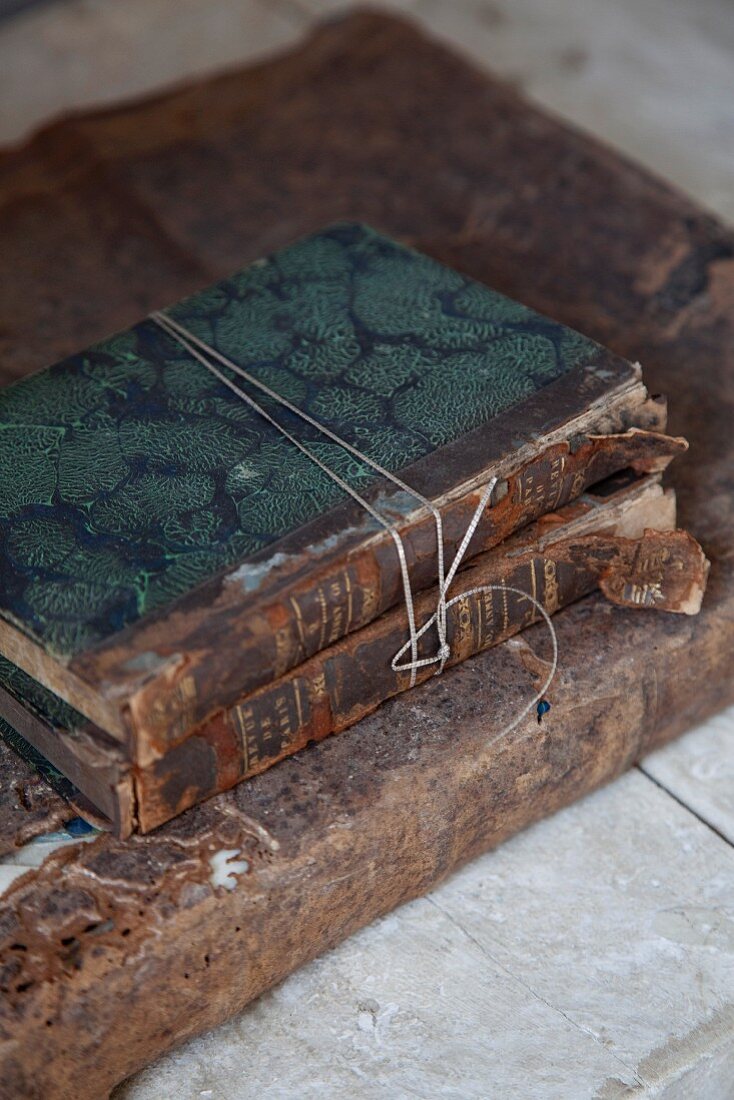 Antiquarische Bücher gestapelt