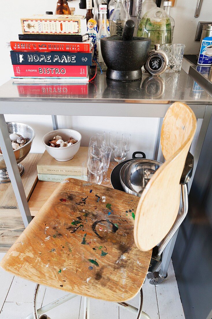 Retro Stehhilfe mit Holz Sitz- und Rückenfläche vor mobilem Regal mit Küchenutensilien
