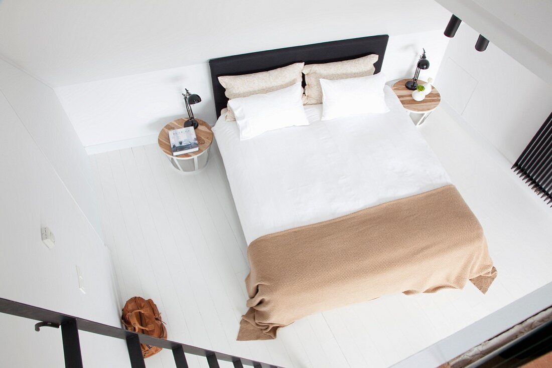 Blick auf Doppelbett in minimalistischem Schlafzimmer