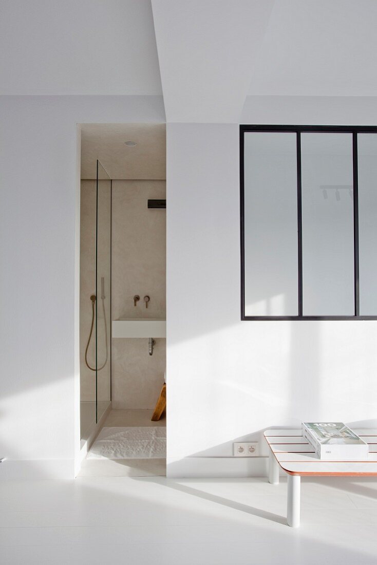 Schmaler Durchgang ins Bad, seitlich weiße Wand mit Innenfenster