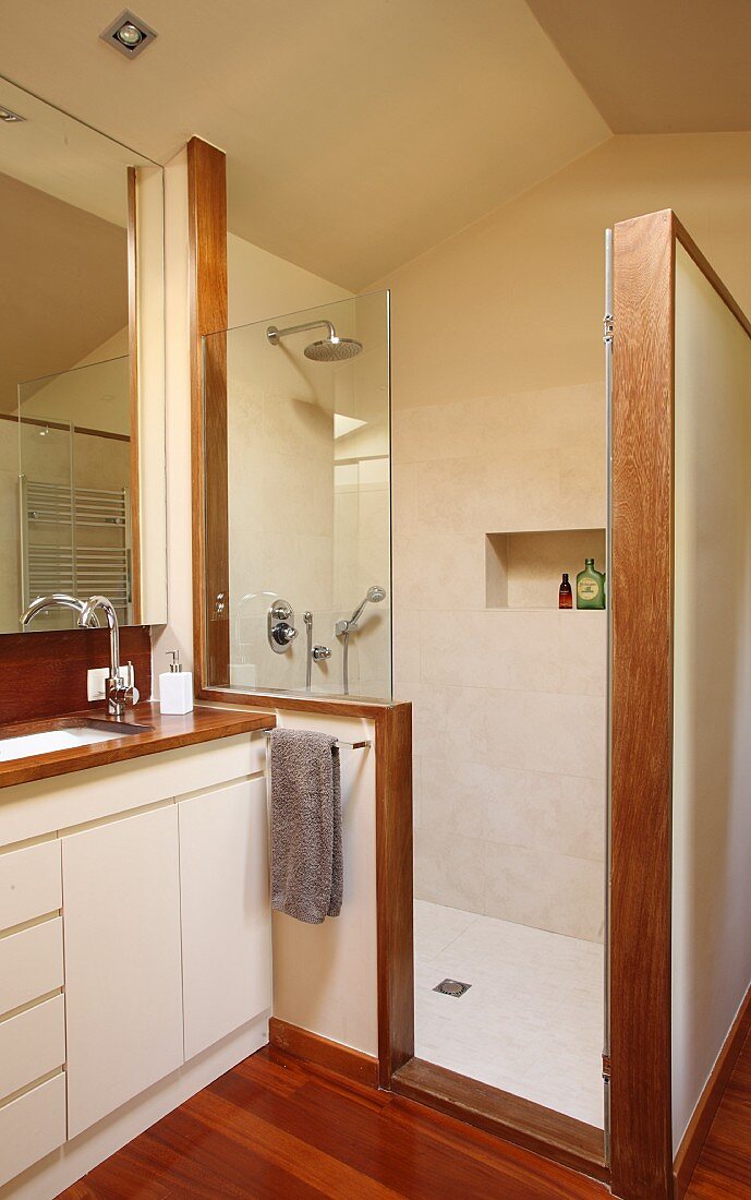 Bodenebene Duschkabine mit Sichtschutzwand, seitlich teilweise sichtbarer Waschtisch