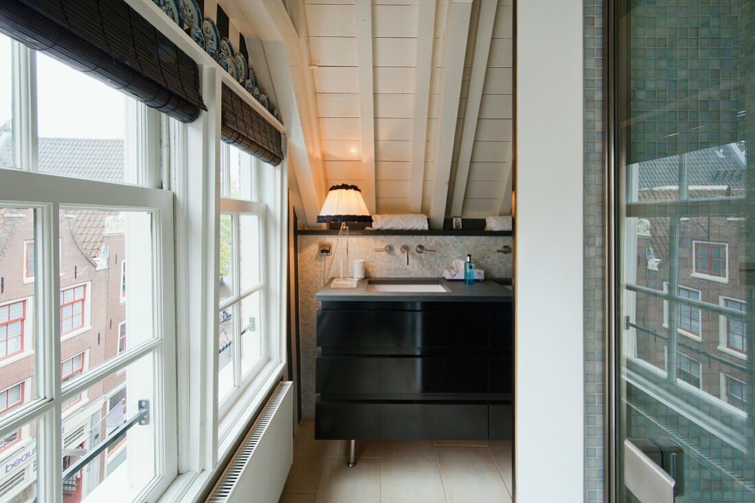 Giebelfenster in Dach-Badezimmer; im Hintergrund Waschtisch im Kniestockbereich
