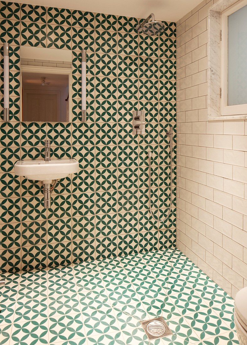 Modernes Bad mit bodenebener Dusche und grün-weissen Fliesen mit geometrischem Muster