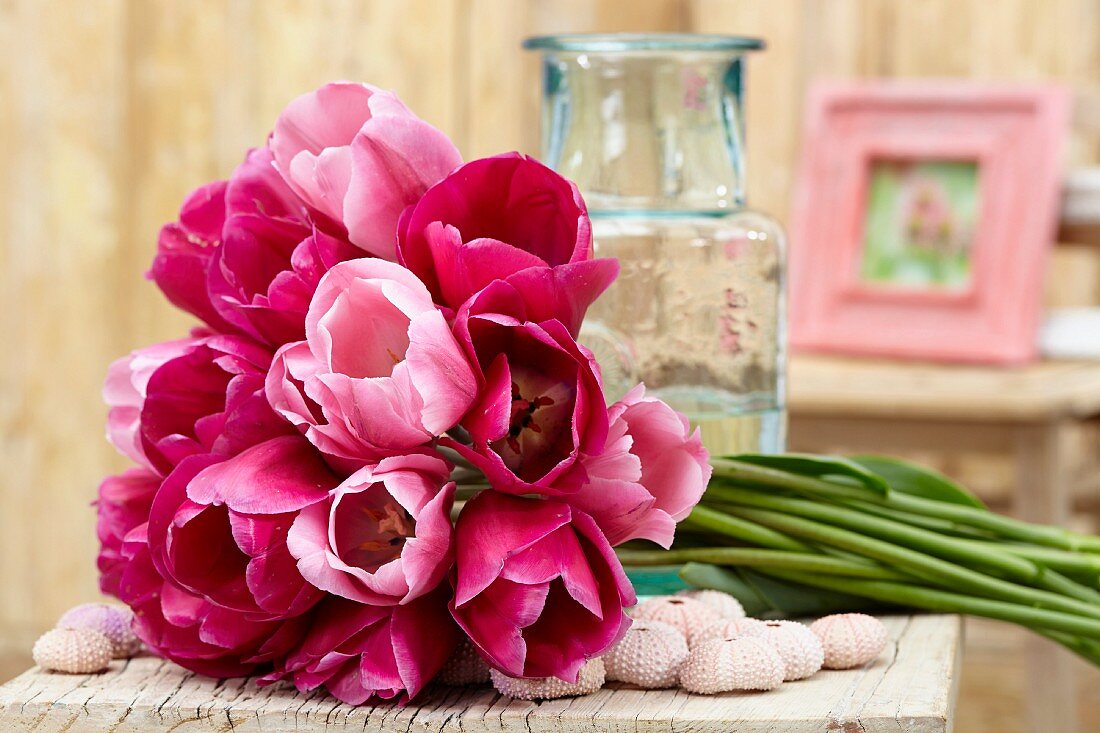 Pinkfarbene Tulpen der Sorten Don Juan & Rosalie als Frühlingsstrauss