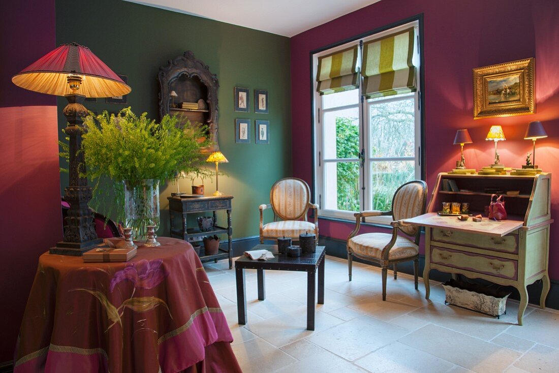 Sekretär, Stühle und Beistelltische im Salon mit verschiedenen Wandfarben