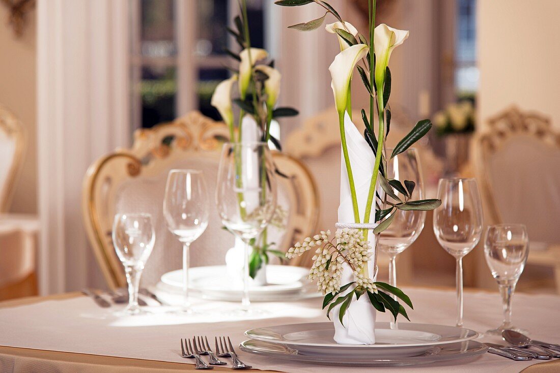 Festlicher Tischgedeck mit Calla und Oleander dekoriert