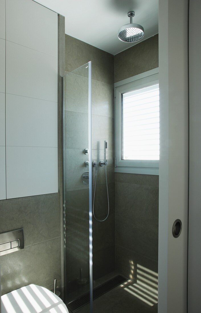 Bodenebener Duschbereich mit Fenster und Glas Trennscheibe in zeitgenössischem Bad