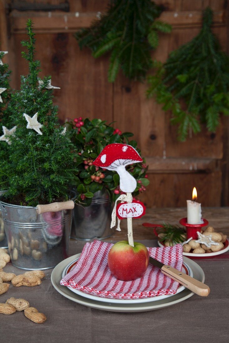Weihnachtlich gedeckter Tisch mit DIY-Fliegenpilz aus Filz