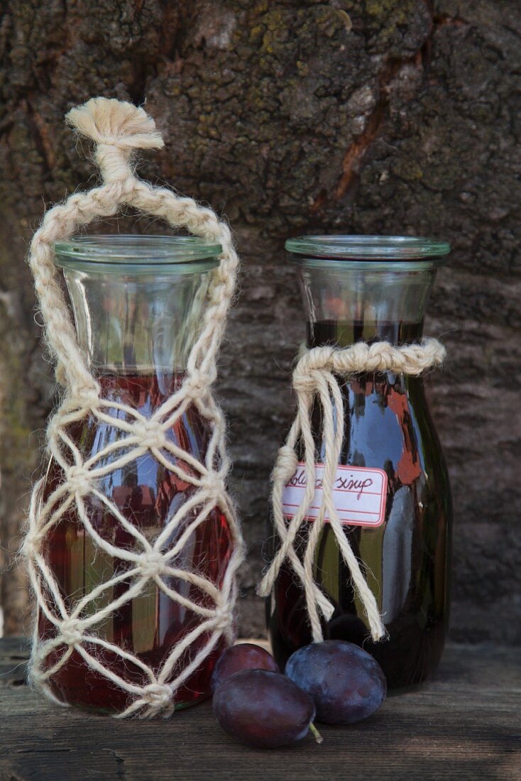 Flaschenkleid aus Juteschnüren mit Makramee-Knoten