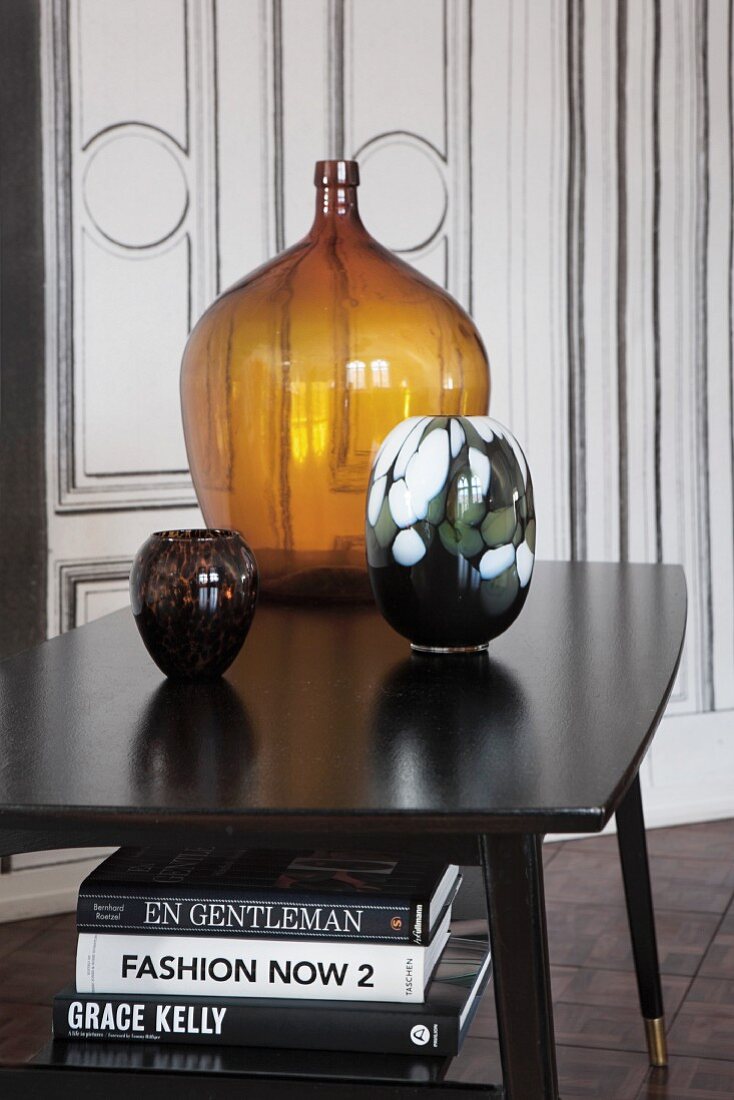 Farbige Glasvasen auf schwarzem Tisch im Vintage Stil