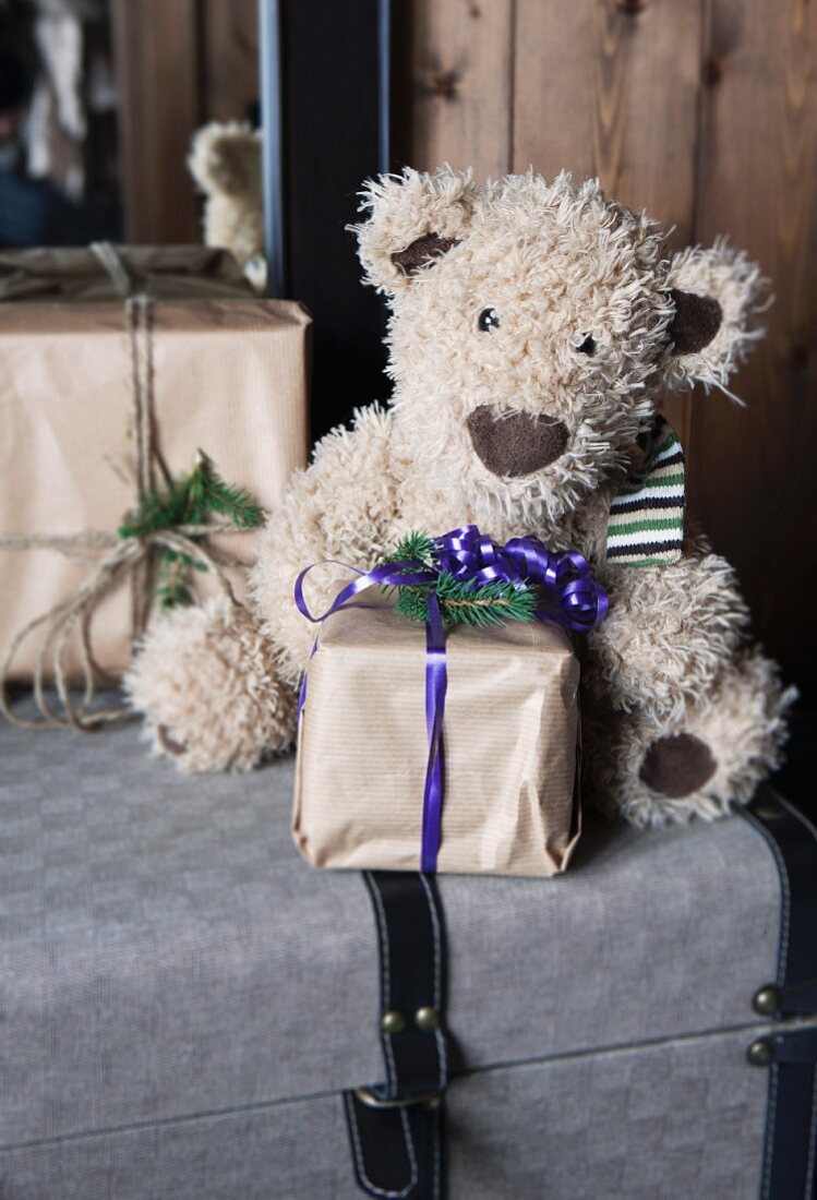Weihnachtsgeschenk mit Teddybär