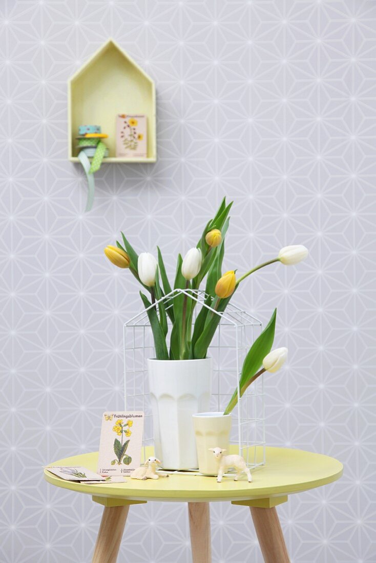 Osterdeko in Pastellfarben: Kleiner Tisch mit Tulpenstrauss und Lammfiguren