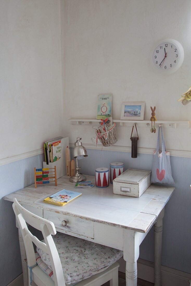Kleiner nostalgischer Schreibplatz im Kinderzimmer