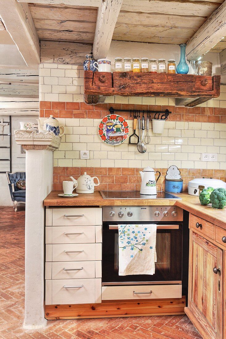 Offene Küche mit weißem Schublade-Unterschrank in rustikalem Ambiente