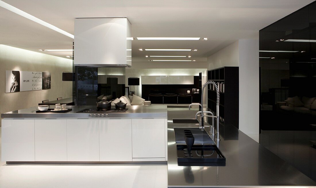 Freistehende Küchentheke mit weißem Unterschrank und Kochbereich, Decke mit eingebauten Lichtbändern
