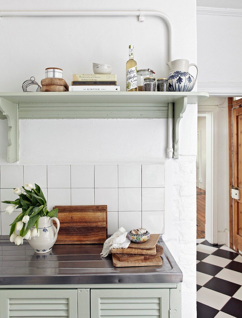 Küche im Landhausstil mit Holzregal als Ablage über Küchenspüle