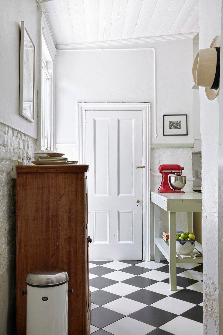 Country-house-style kitchen with chequered floor