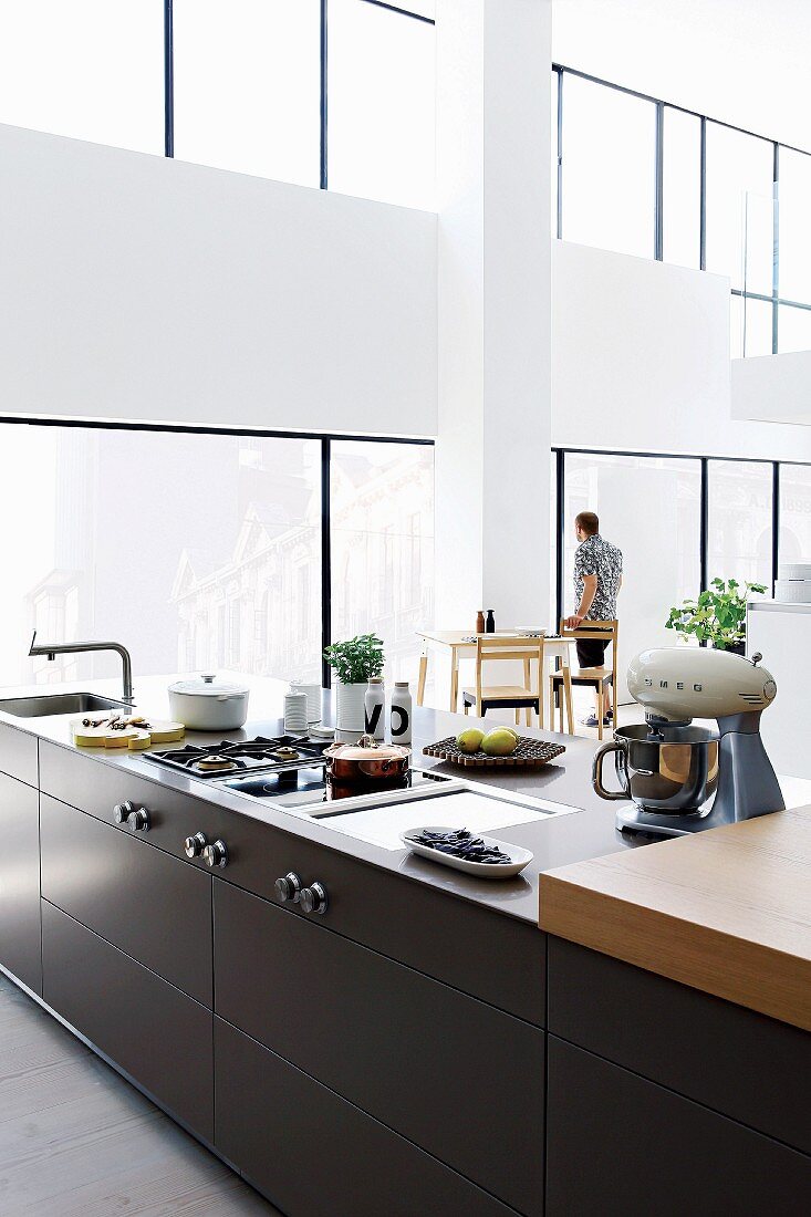 Kücheninsel mit dunkelbraunen Unterschränken, in elegantem Loft Ambiente