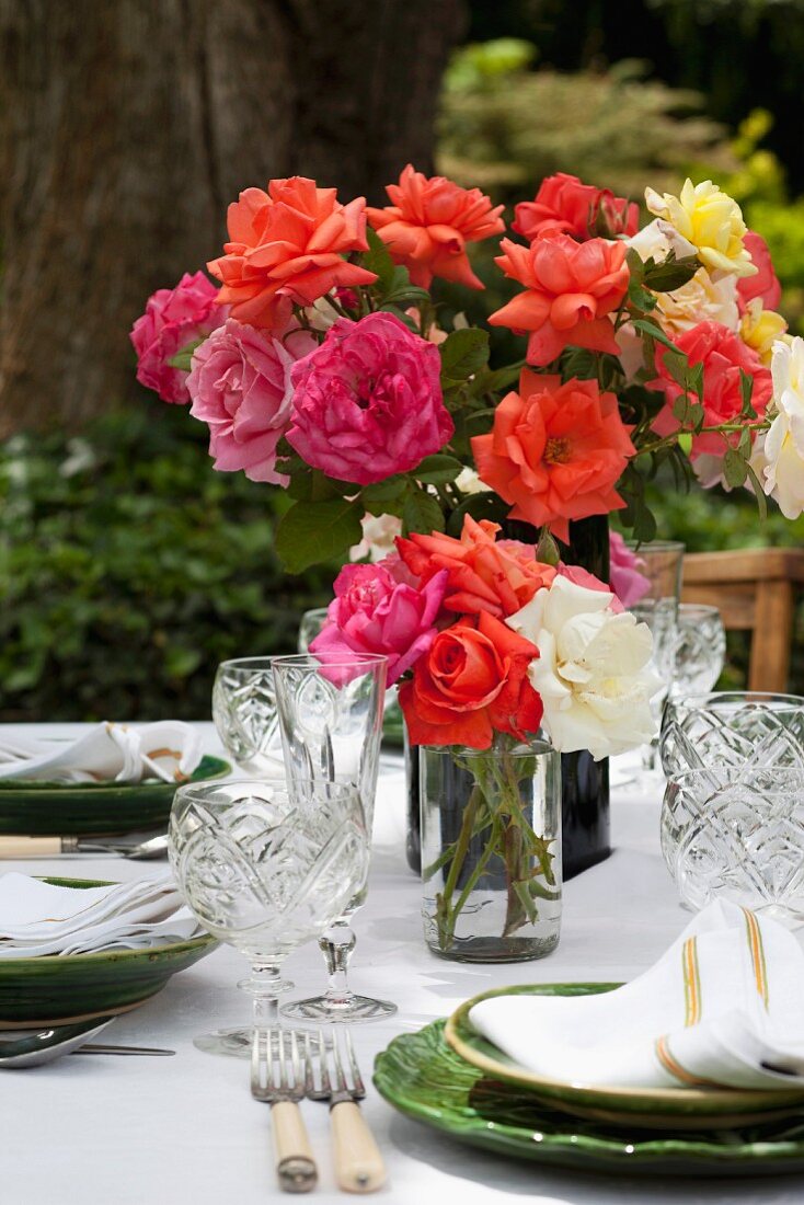 Ein mit Blumen gedeckter Sommertisch im Freien