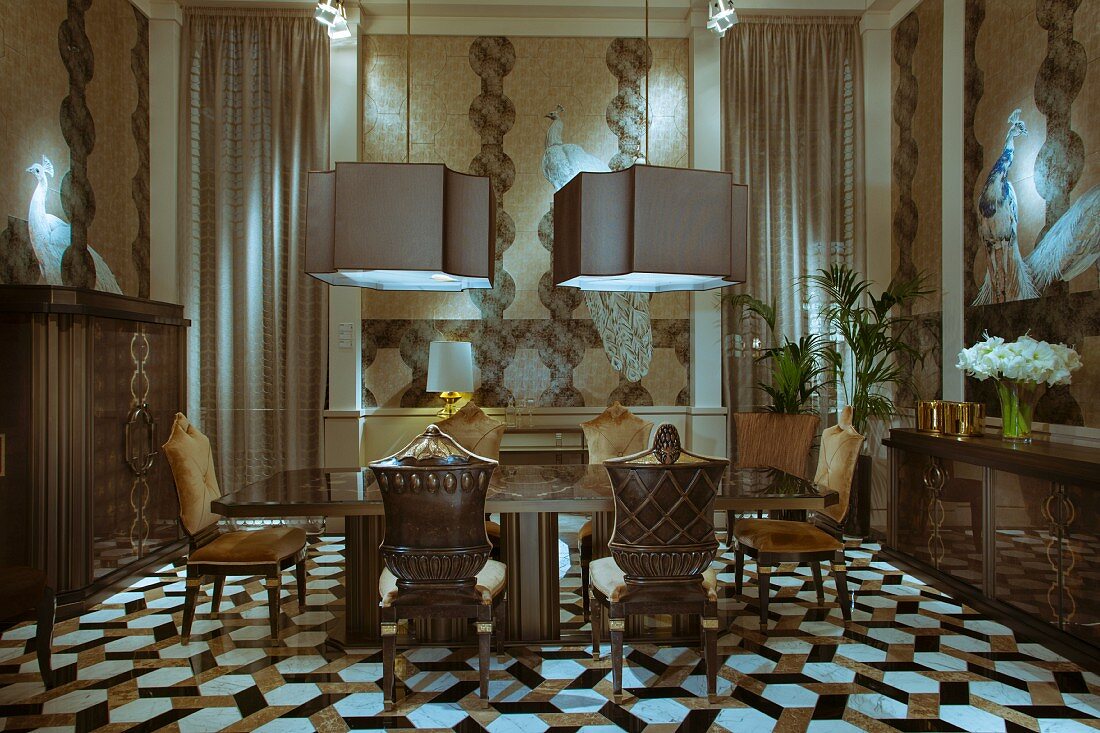 Antike Stühle um Tisch unter Pendelleuchten in elegantem Raum, Fliesenboden mit geometrischem Muster