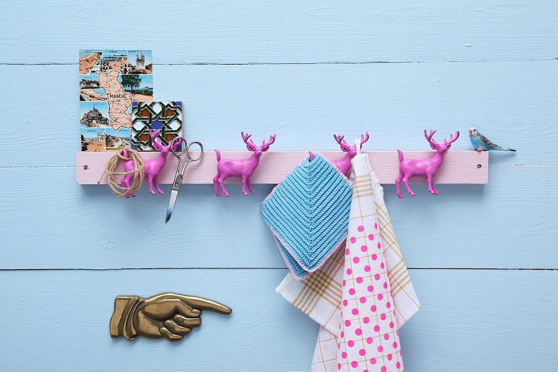 DIY-Hakenleiste mit pinkfarbenen Hirschfiguren