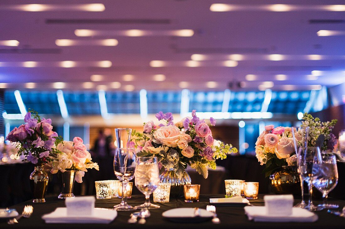 Festliche Hochzeitstafel mit Teelichtern & Rosenbouquets