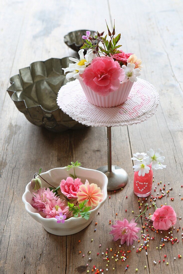 Tischdekoration aus verschiedenen Blüten
