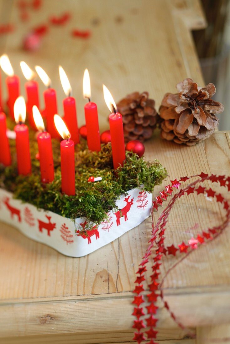 Weihnachtliches Kerzengesteck mit roten Kerzen & Dekokugeln
