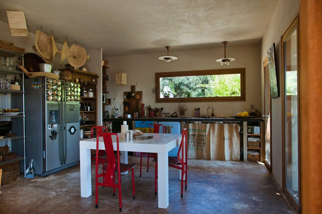 Eklektisch eingerichtete Küche mit Essbereich und selbstgebauter Küchenzeile