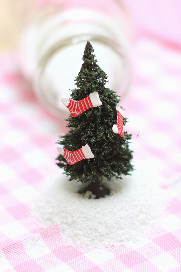 Mini-Tannenbäumchen als weihnachtliche Tischdeko