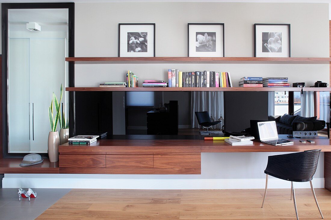 Elegantes, massgefertigtes Multifunktionsmöbel aus Edelholz und schwarzem Hochglanz - Sideboard mit Schreibplatz und Wandspiegel