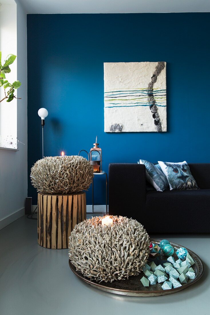 Wohnzimmer mit blauer Wand und mit korallenartiger Deko