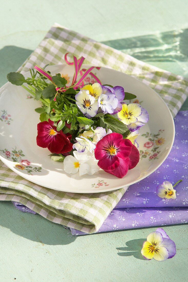Stiefmütterchen auf Teller mit Blumenmotiv