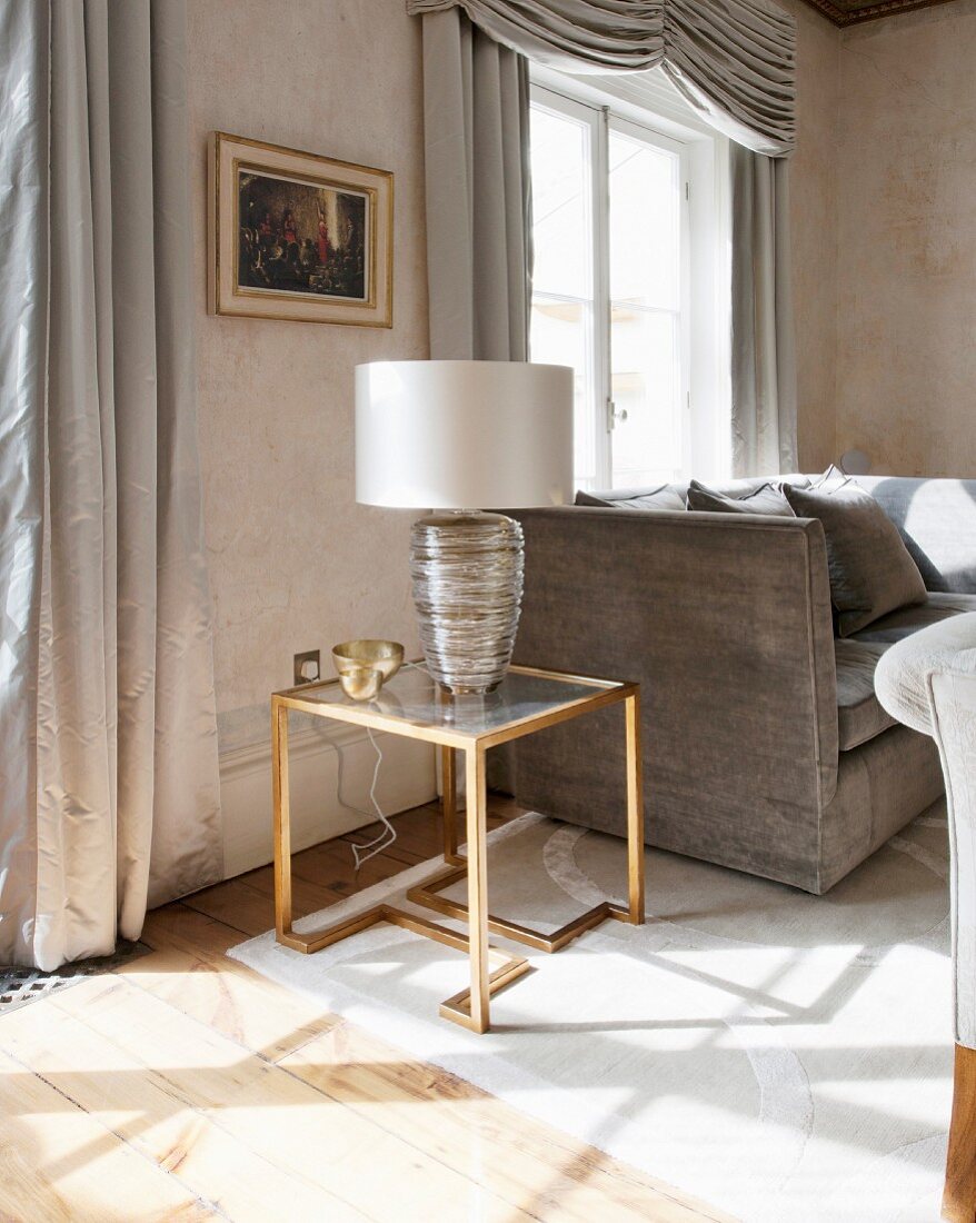 Art Deco Beistelltisch mit Tischleuchte in einem luxuriösen Wohnraum mit antiken Möbeln