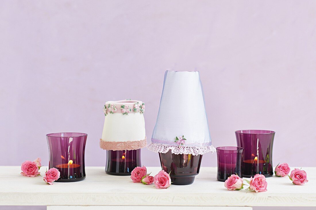 Selbstgebastelte romantische Lampenschirmchen für Teelichtgläser mit Rosenblüten dekoriert