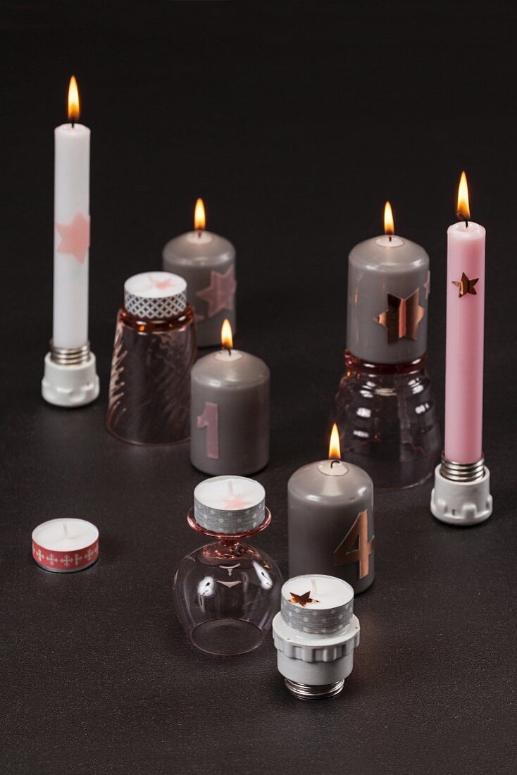 Weihnachtliche Kerzenständer aus umgedrehten Gläsern und Lampenfassungen