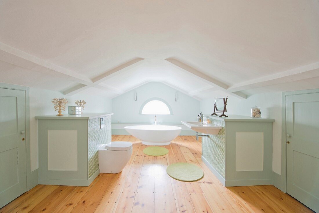 Grosszügiges Bad mit ländlichem Flair im Dachgeschoss, mit massgefertigten Einbauten und Sanitärobjekten in Weiß und Pastellgrün
