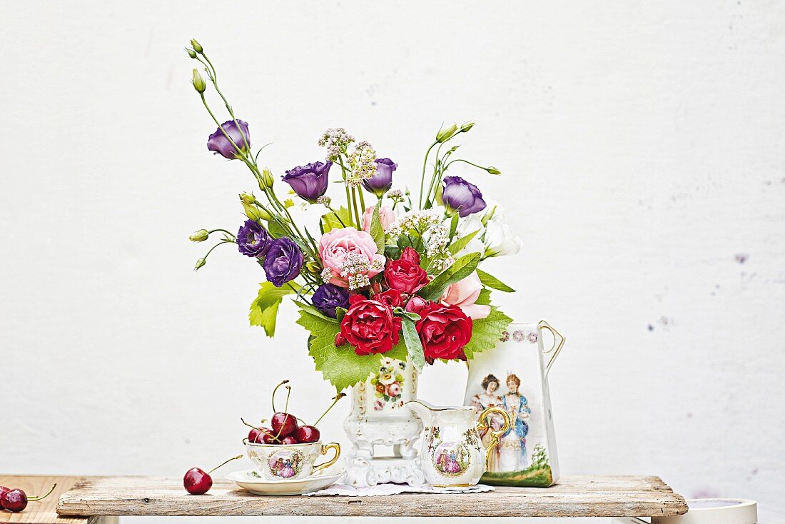 Romantisches Arrangement aus Blumenstrauss & antikem Porzellangeschirr