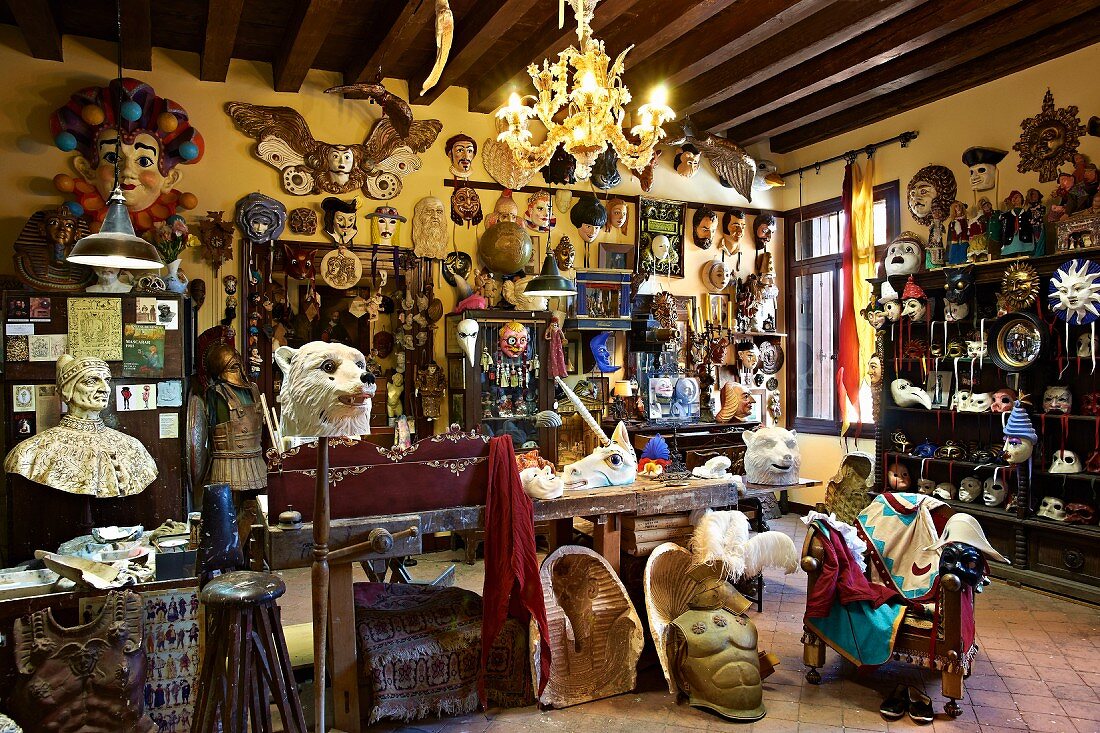 Werkstatt eines Masken-Bildhauers in traditionellem Ambiente