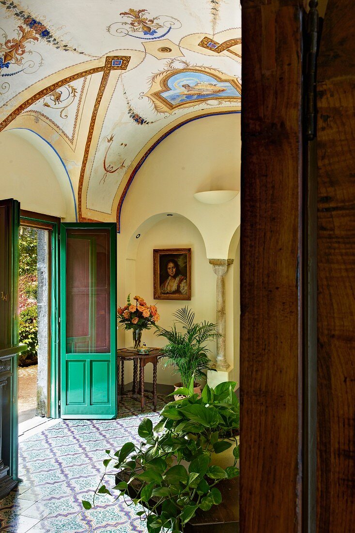 Blick durch offene Tür in Vorraum auf bemaltes Gewölbe der italienischen Villa Cimbrone