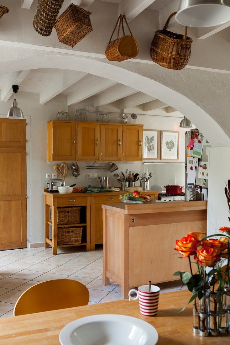 Offene Küche mit Möbeln aus Holz im renovierten Bauernhaus