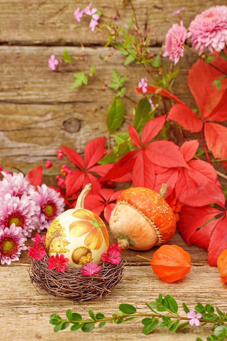 Herbstliches Stillleben mit Kürbissen, Blättern & Blumen