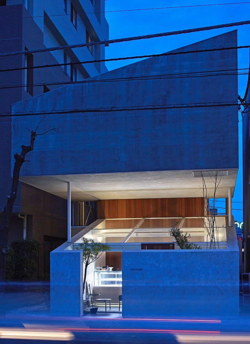 Aussenansicht eines japanischen Architektenhauses in der Dämmerung