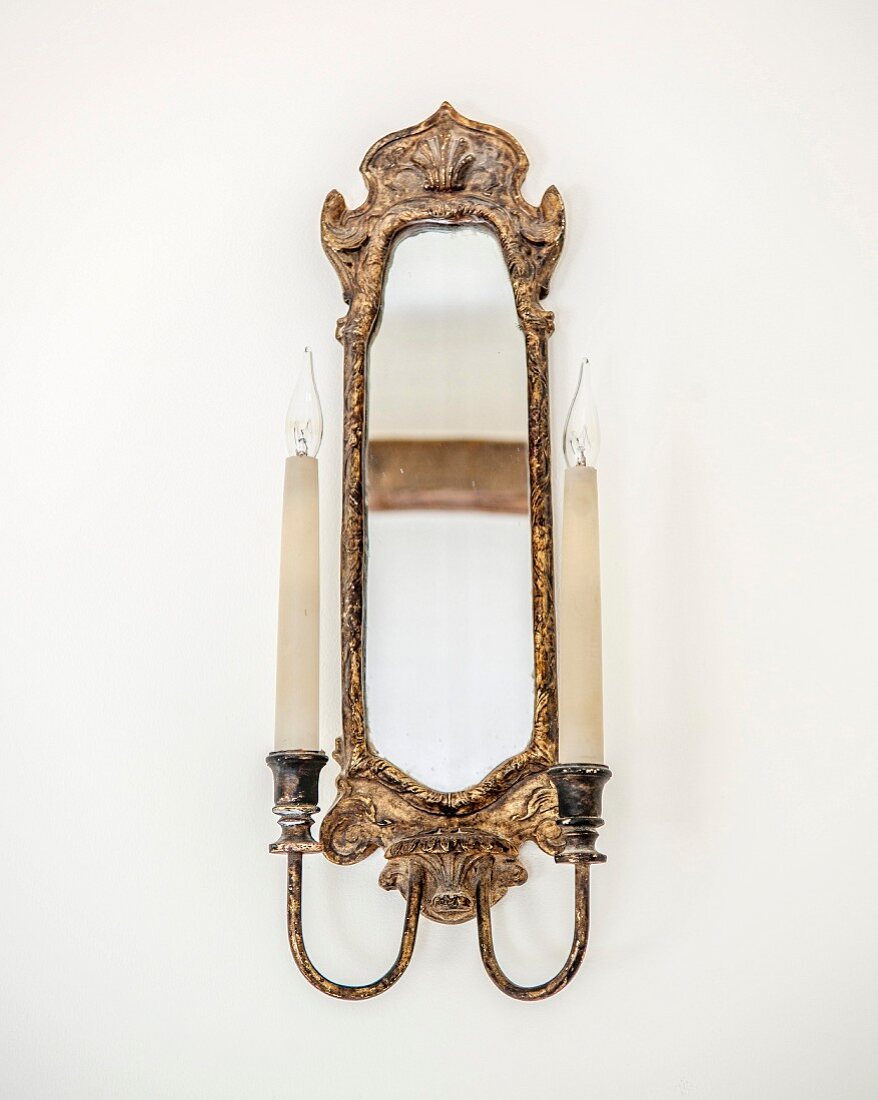 Antiker Wandkerzenhalter mit eingefasstem Spiegel