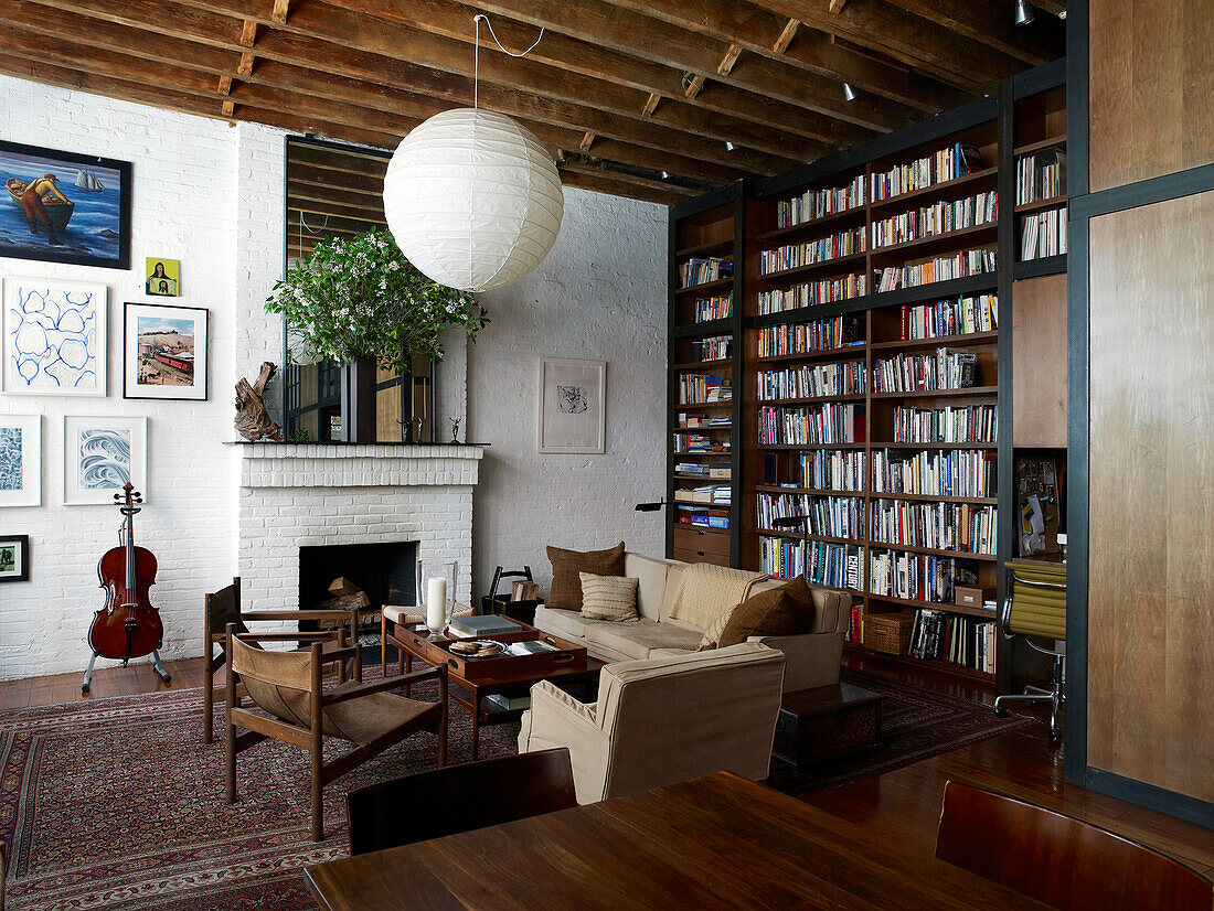 Wohnzimmer mit Bücherwand im Vintage-Loft