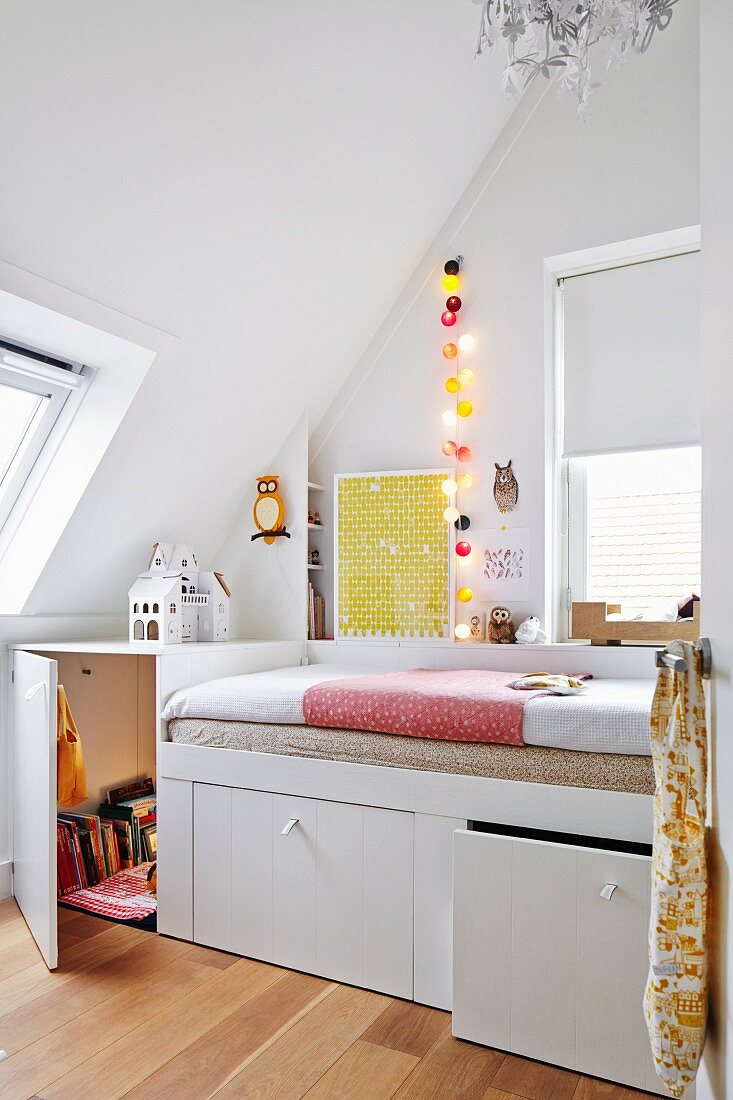 Massgefertigtes Bett mit eingebauten Schubladen in Weiß, im Jugendzimmer unter Dachschräge