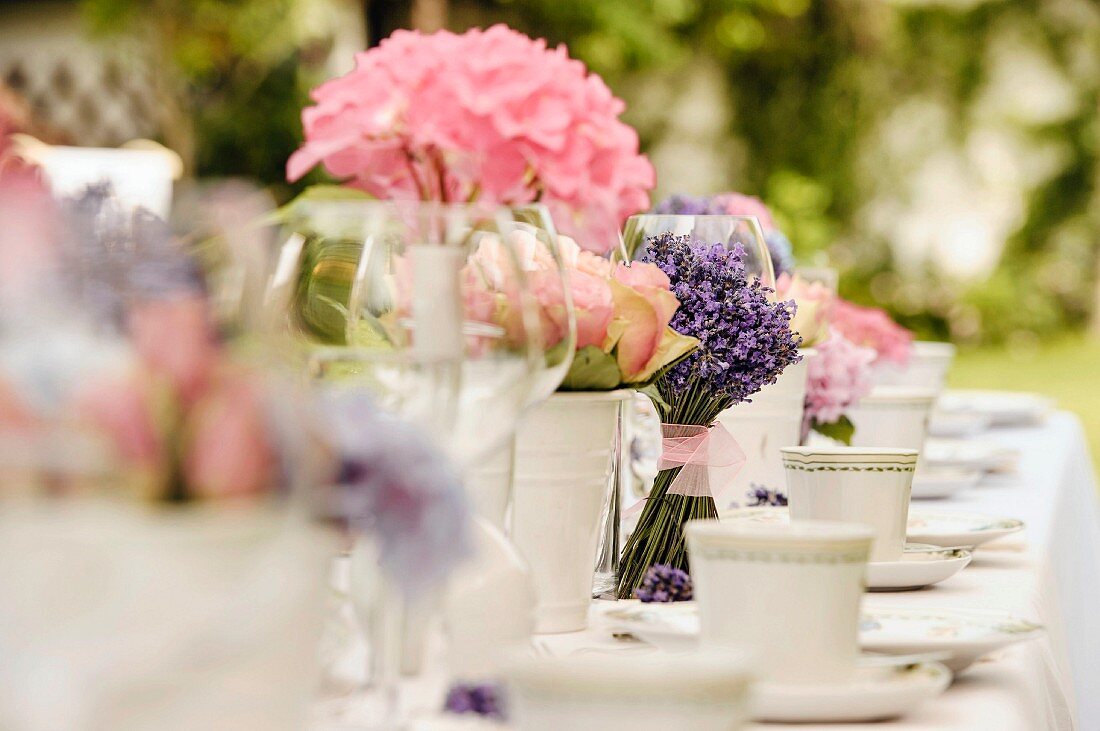 Gedeckte Kaffeetafel mit Blumen und Lavendelsträusschen