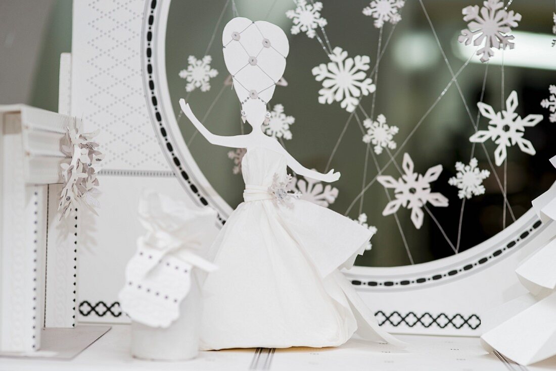 Hochzeitsdeko in weiss: Kleine Figur als Braut