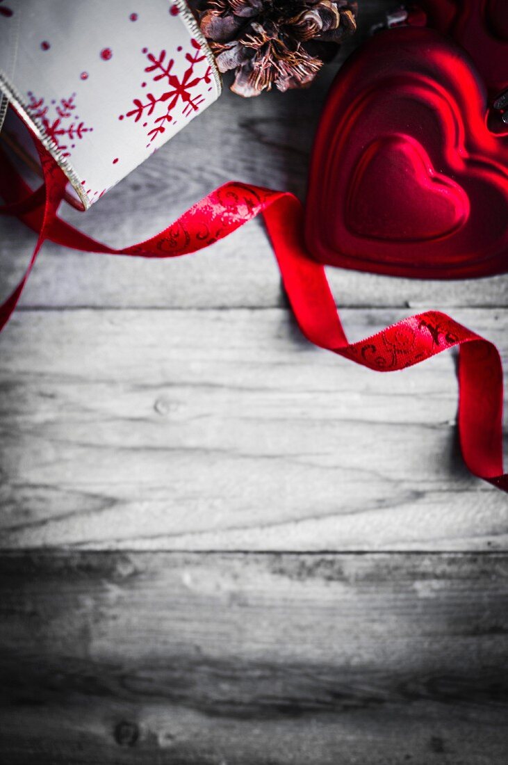Rotes Herz als Weihnachtsschmuck und Geschenkbänder